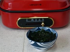 提前将海菜用清水泡开泡发，然后再多次泡洗之后再切细碎备用。