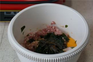 再将提前处理好的海菜加入。