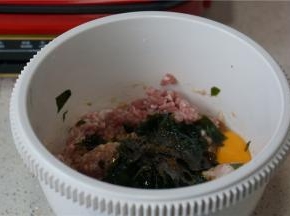 再将提前处理好的海菜加入。