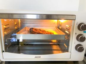 放入预热好的烤箱180度，中层上下火10分钟，最后两分钟拿出放上香葱，再进去烤