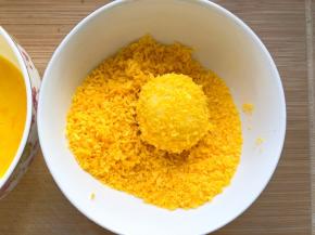 再放入面包糠中滚一圈