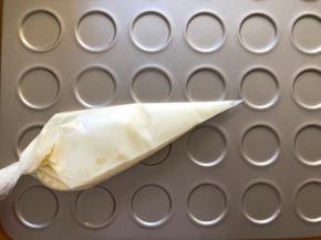 装入裱花袋，剪一个小口