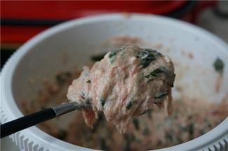 顺时针方位，将肉馅拌至上劲。自制肉肠的口感好不好，就看肉馅拌的上不上劲。