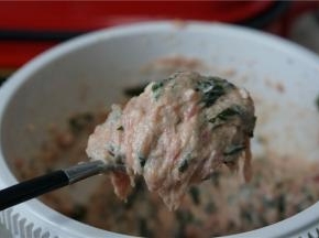 顺时针方位，将肉馅拌至上劲。自制肉肠的口感好不好，就看肉馅拌的上不上劲。