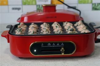 肉丸子都挤好之后，就将多用锅转至最高的火候。