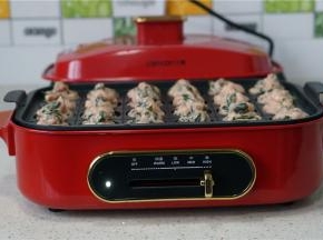 肉丸子都挤好之后，就将多用锅转至最高的火候。