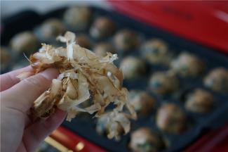 关火之后再趁热加入木鱼花点缀提鲜。