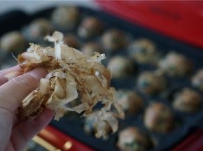 关火之后再趁热加入木鱼花点缀提鲜。