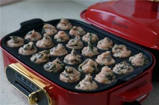 肉馅挤的满一点，这样子煎好的肉丸才会更漂亮更饱满。