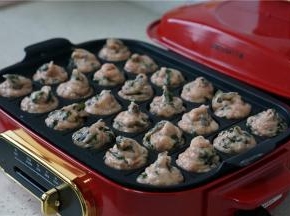 肉馅挤的满一点，这样子煎好的肉丸才会更漂亮更饱满。