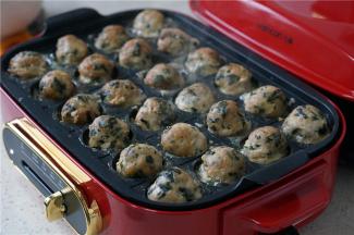 煎烙至肉丸子熟透出味，外表微微有点焦黄就可以。在翻面的时候，记得要从第一粒丸子开始，这样子烹饪过程才不会乱，丸子也会受热更加均匀。