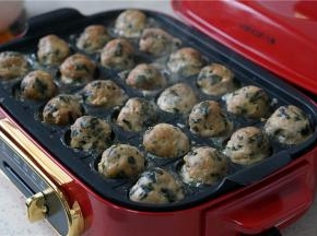 煎烙至肉丸子熟透出味，外表微微有点焦黄就可以。在翻面的时候，记得要从第一粒丸子开始，这样子烹饪过程才不会乱，丸子也会受热更加均匀。