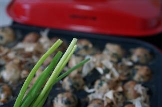 然后剪入葱花及适量的熟芝麻点缀表面。