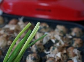 然后剪入葱花及适量的熟芝麻点缀表面。