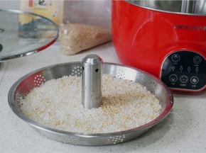 然后将提篮拿出，将锅里的水倒掉。这样子米饭就算是泡洗好啦。