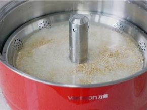 用万慕自动升降火锅的提篮将大米及燕麦提前泡制一下。