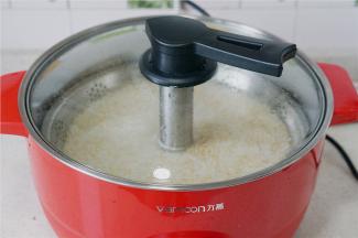 我满好奇这脱糖的模式，于是随拍了几张，十多秒的时间，锅里的水就微微微开了，先是这样子泡着水煮着。