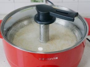 我满好奇这脱糖的模式，于是随拍了几张，十多秒的时间，锅里的水就微微微开了，先是这样子泡着水煮着。