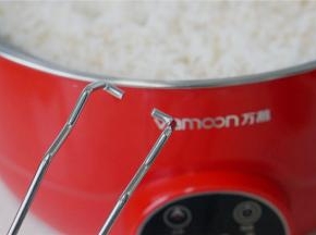 然后用锅所配的这个夹子，将提篮取出。