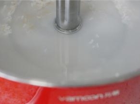 锅底就米汤奶香奶香的，这些米汤带走了米饭里的部分淀粉及糖粉。如果你要是舍不得，那可以将这个汤另做它用，我就用它来另外配煮了一款时蔬肉丸汤给孩子的爸爸吃，因为孩子的爸爸是马拉松爱好者，每天都要跑上十公里，就他而言，他对这汤那就是刚需呢。