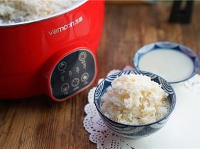 而我们呢就可以更好更健康的吃米哦。朋友们看米饭粒是不是粒粒Q弹有味。