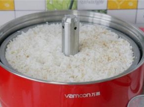 香喷喷Q弹的燕麦米饭就煮好了，米香味依旧。