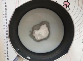 2、牛奶和细砂糖放入奶锅中加热。