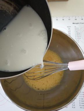 4、将椰浆牛奶冲到全蛋液中，边倒边搅拌。