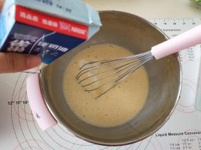 5、再加入淡奶油拌匀。