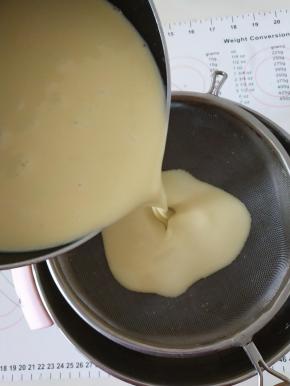 6、将布丁液过筛2次。