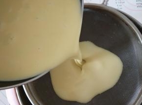 6、将布丁液过筛2次。