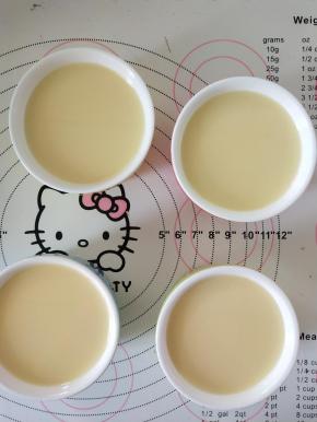 7、倒入布丁碗中，用纸巾吸掉气泡。