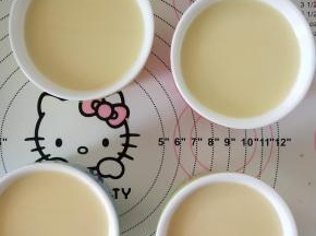 7、倒入布丁碗中，用纸巾吸掉气泡。