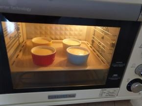 8、柏翠5400烤箱下层，烤盘放水，上火130度，下火150的，烘烤45分钟左右出炉。