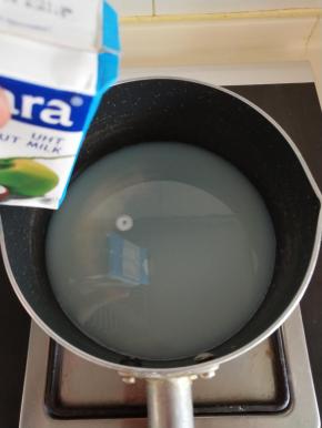 3、加热到细砂糖融化即可离火加入椰浆拌匀。