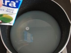 3、加热到细砂糖融化即可离火加入椰浆拌匀。