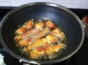 捞出放一会儿，再大火炸脆，捞出沥干油