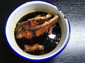 再将鱼块趁热倒入卤汁里1分钟，热鱼冷汁，才能把味道吸进去（炸的脆的不要泡那么久，浸一下，半分钟就可以捞出）