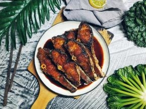 鱼炸得刚刚好，想要视觉感更好，可以倒一点卤汁加入水淀粉煮至浓稠淋入鱼块里
