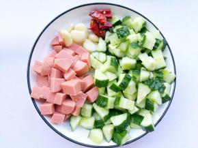黄瓜洗净切小丁，火腿切丁，大蒜切薄片，干辣椒切段。