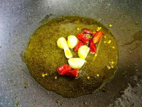 加大蒜干辣椒爆香。