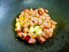 加火腿肠翻炒均匀。