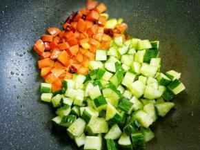 加黄瓜丁翻炒。