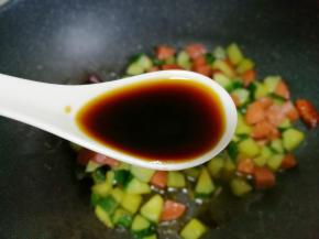 2勺生抽，适量水，大火翻炒片刻即可出锅。