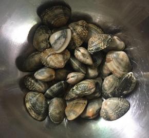 蛤蜊放冰水里吐沙至少2小时，可以放点盐和一根不锈钢的勺子在水里帮助蛤蜊吐沙，蛤蜊吐完沙后用清水把壳清洗干净。