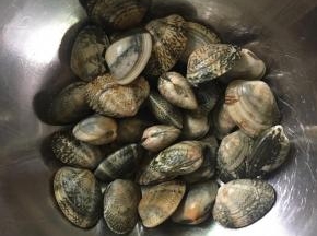 蛤蜊放冰水里吐沙至少2小时，可以放点盐和一根不锈钢的勺子在水里帮助蛤蜊吐沙，蛤蜊吐完沙后用清水把壳清洗干净。