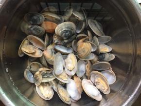 蛤蜊煮至开口后要立刻捞出，然后要放入冷水中过水，清洗干净，这样可以使蛤蜊肉更加爽脆。然后将蛤蜊去壳取肉，沥干水份备用。煮蛤蜊的时间不宜太久，开口就要取出，否则会煮太老。