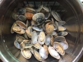 蛤蜊煮至开口后要立刻捞出，然后要放入冷水中过水，清洗干净，这样可以使蛤蜊肉更加爽脆。然后将蛤蜊去壳取肉，沥干水份备用。煮蛤蜊的时间不宜太久，开口就要取出，否则会煮太老。