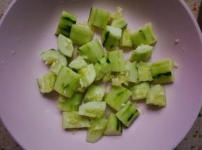 黄瓜清洗干净后削去皮，用刀拍一下，然后切成小块备用。