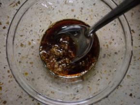 拿一个小碗，把大蒜泥、酱油、香醋、糖、盐、香油放在一起混合均匀。